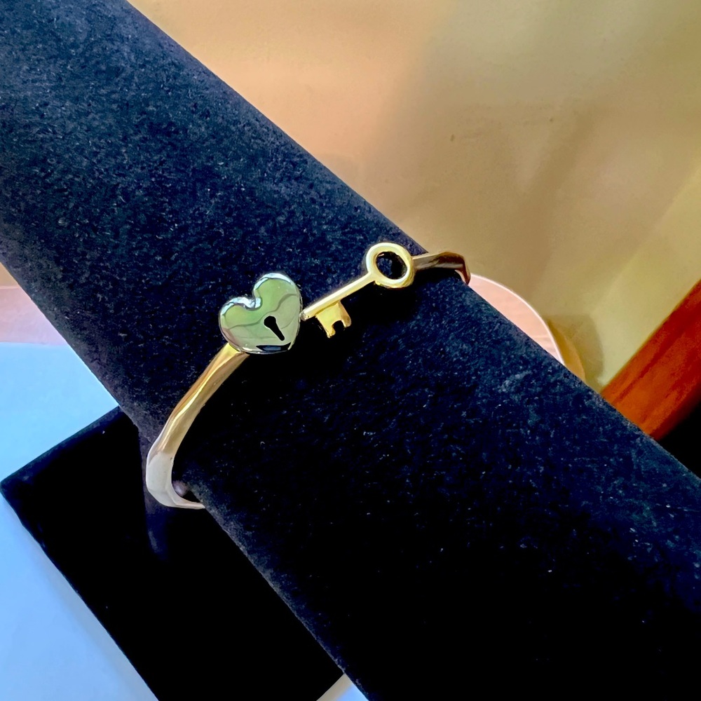 Lucky Brand Heart Lock & Key Hinged Cuff Bracelet - Gold Tone - Picture 1 of 9
